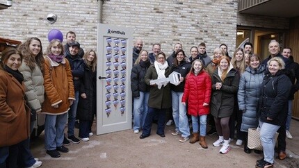 Bewoners op de foto bij het sleutelbord
